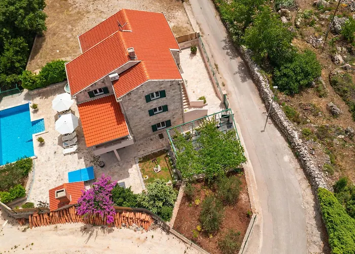 Villa Petmat - Elegant Country Villa With Private Pool & 6 Bedrooms